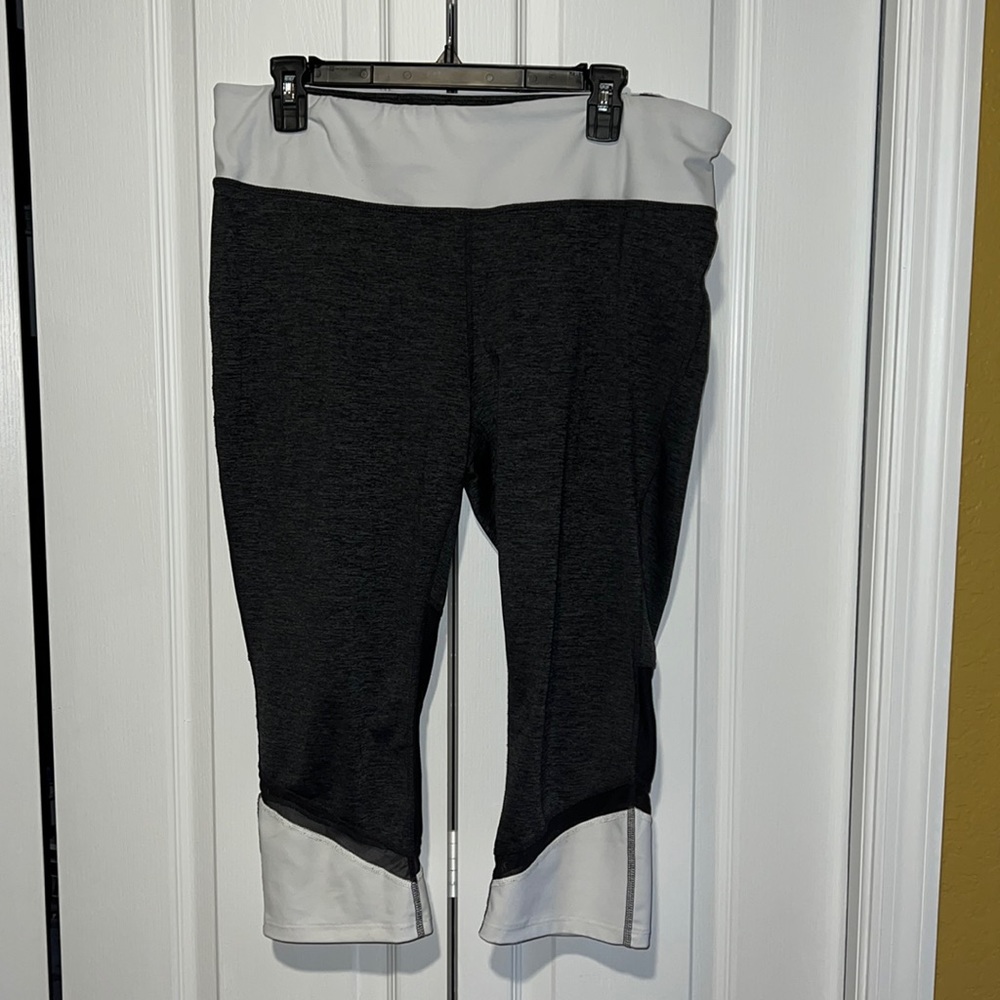 Xersion Active Pants | Women’s XL | Capris | Gray, White & Black With Mesh